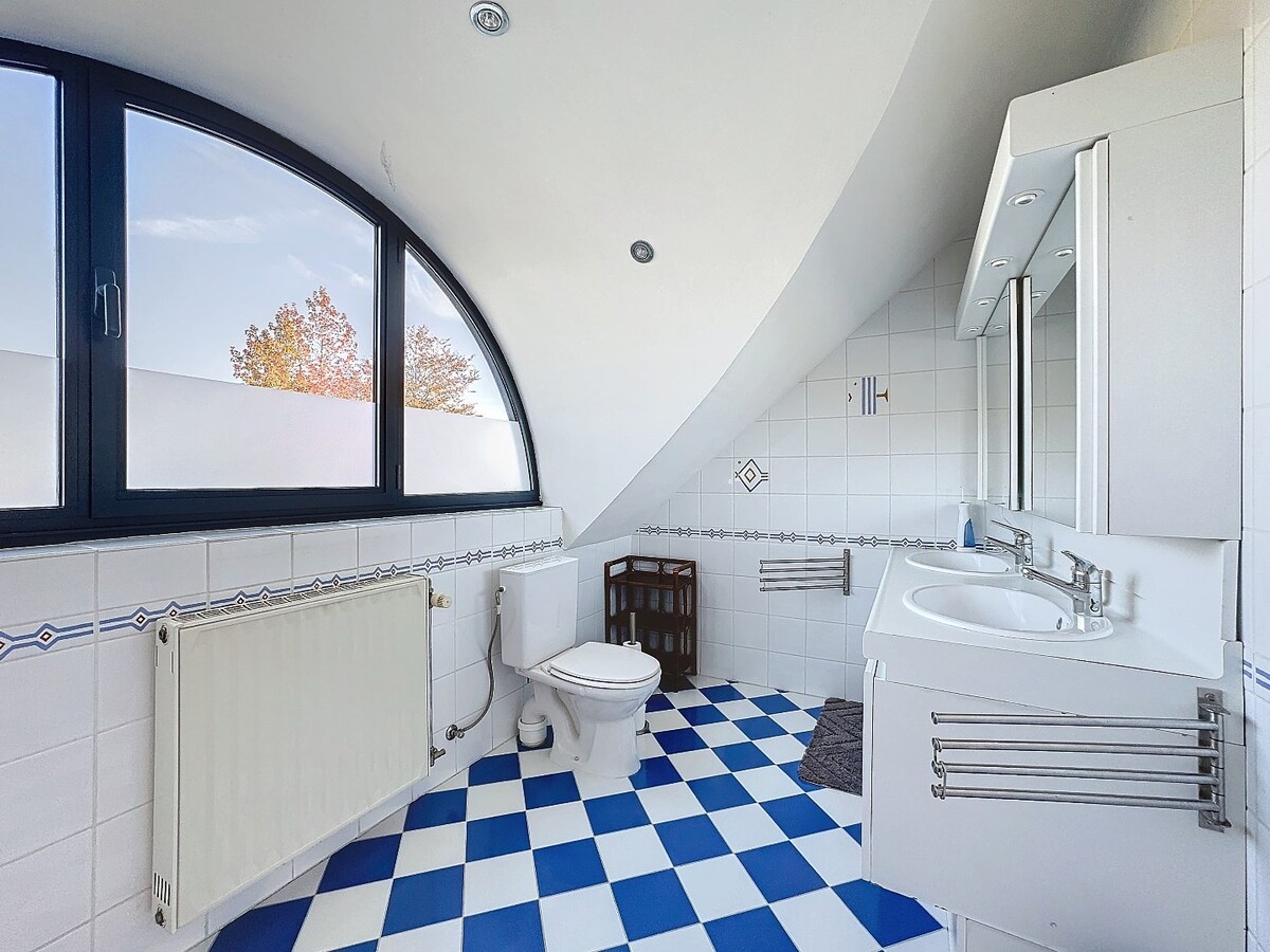 Ruime gezinswoning met knappe tuin te Erwetegem 