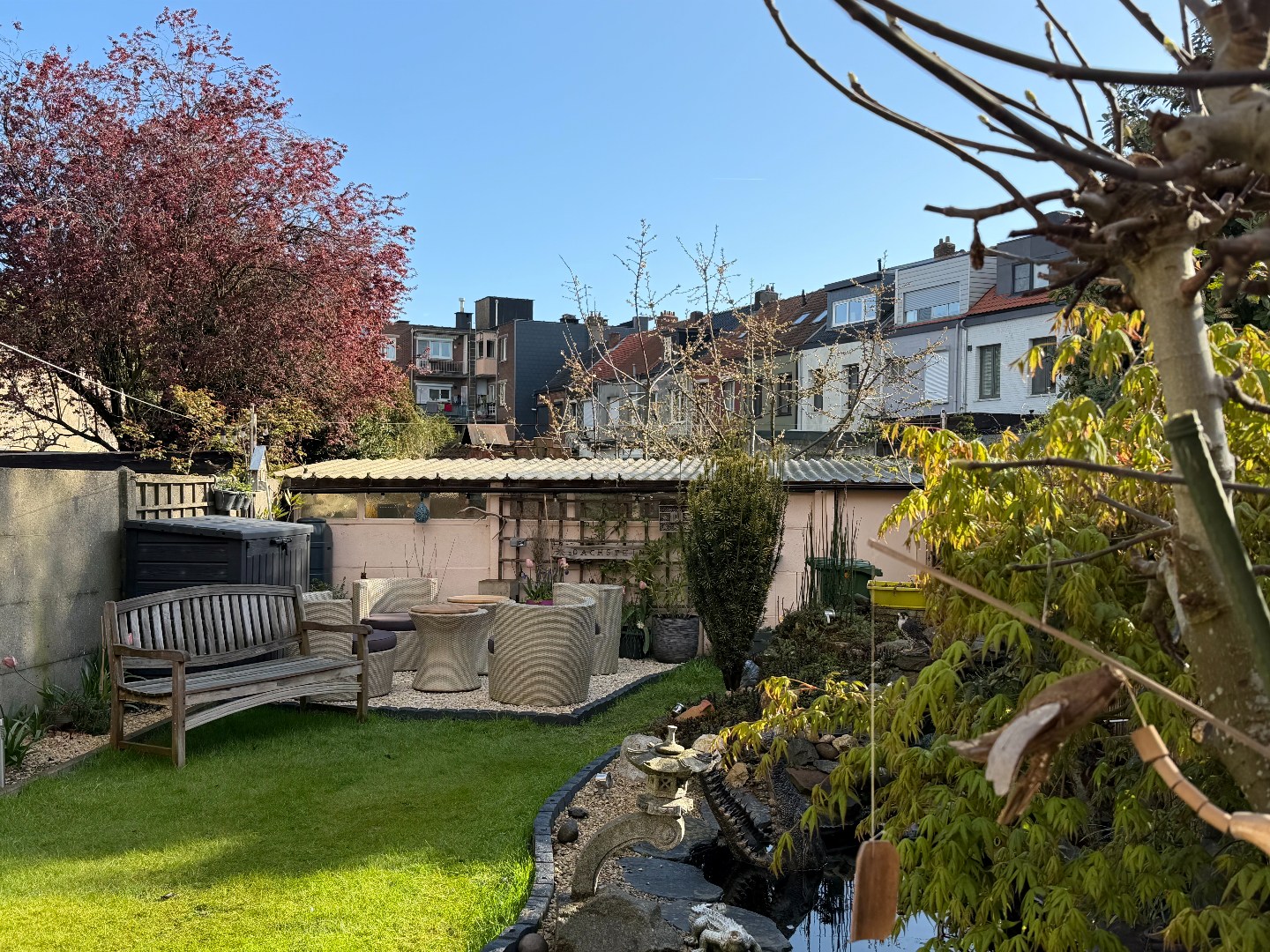 Instapklare bel-etage woning met mooi aangelegde tuin in Merksem 