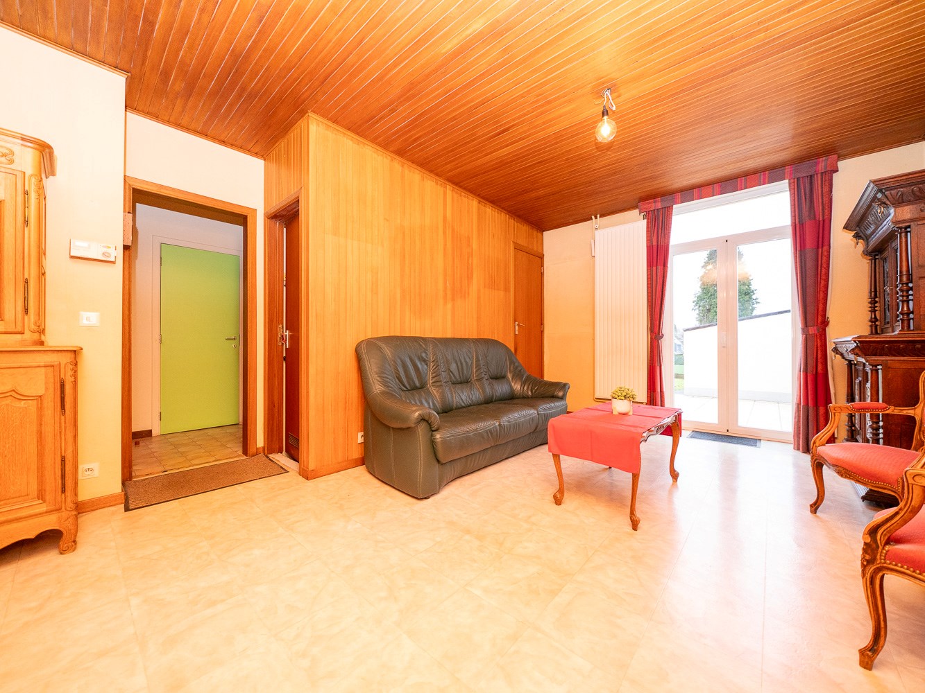 Ruime woning met 5 kamers (mogelijk) en open zicht 