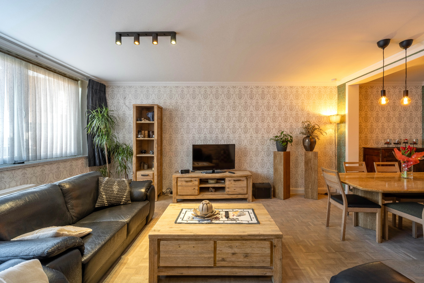 Instapklaar gelijkvloers appartement met tuin en parking in Sint-Amandsberg 