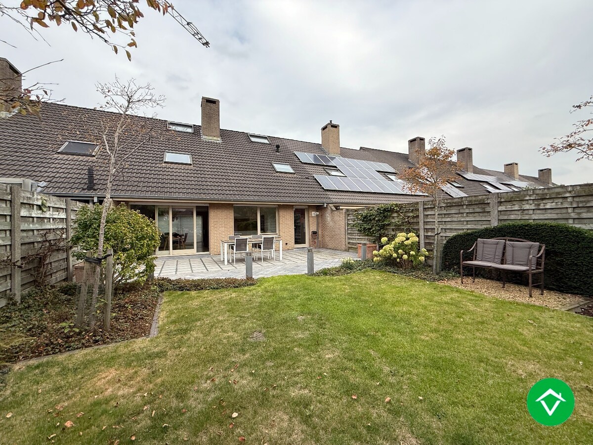 Prachtige rijwoning met 3 slaapkamers, tuin en garage te Roeselare 