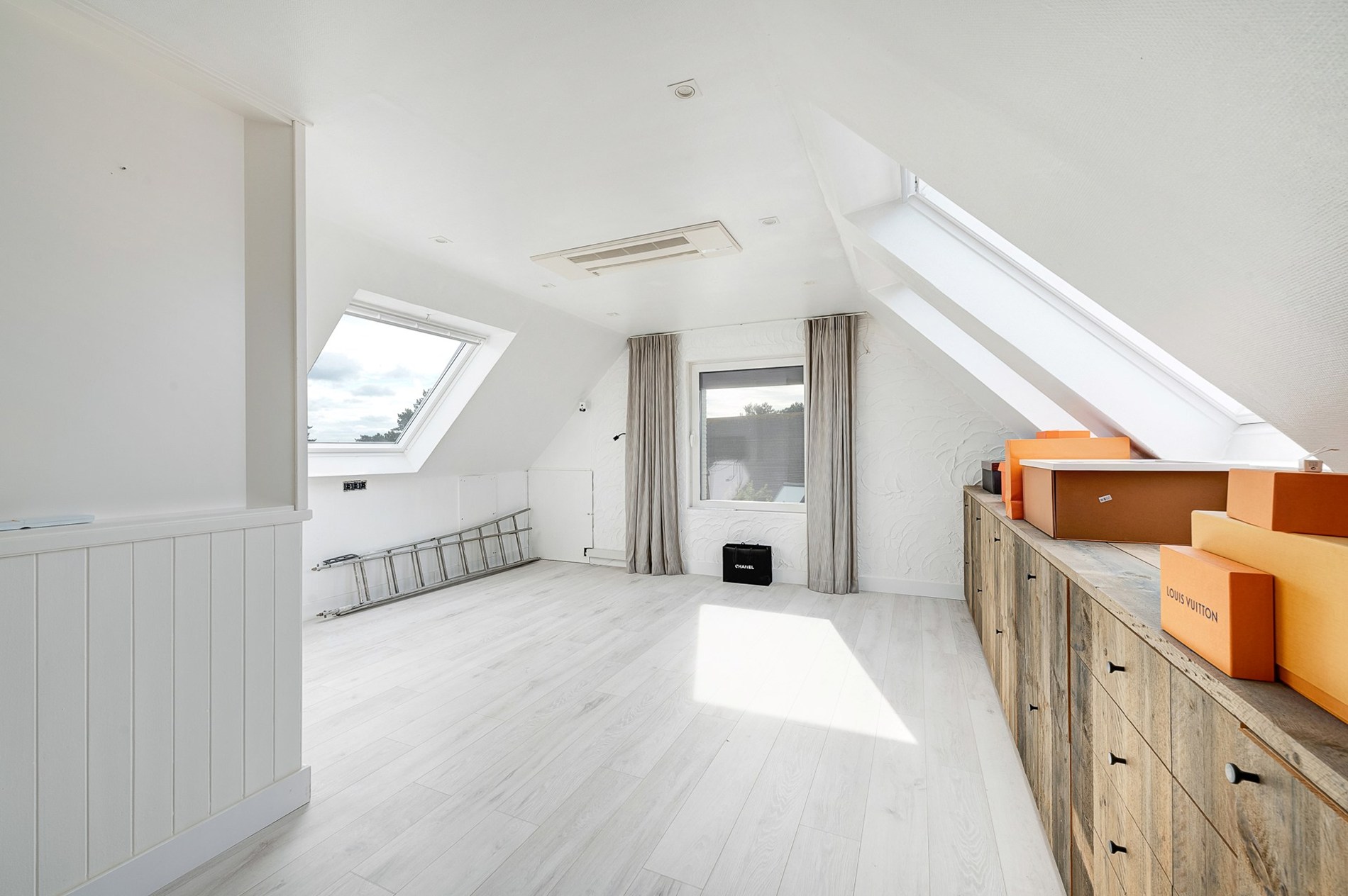 Schitterende villa met zwembad gelegen in residentiële wijk te Knokke. 