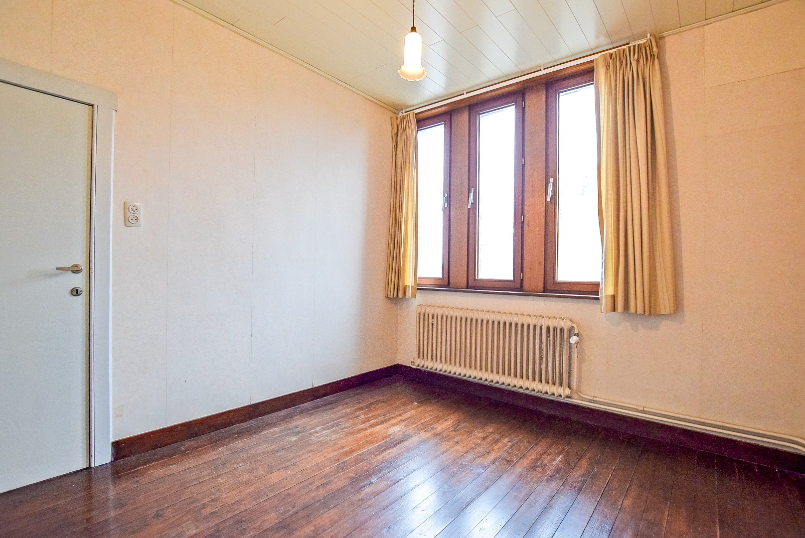 Te renoveren alleenstaande woning met 3 slaapkamers. 