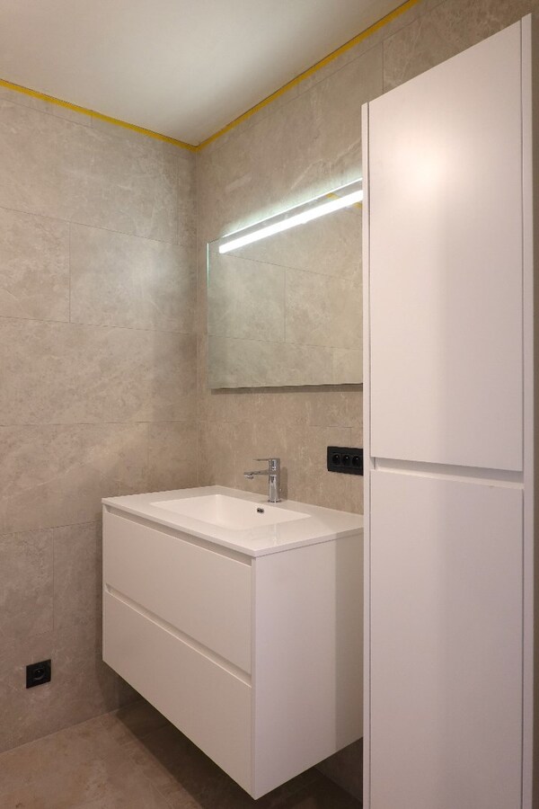 Prachtig appartement van 108,43 m² met autostaanplaats op uitstekende ligging in hartje Jabbeke 