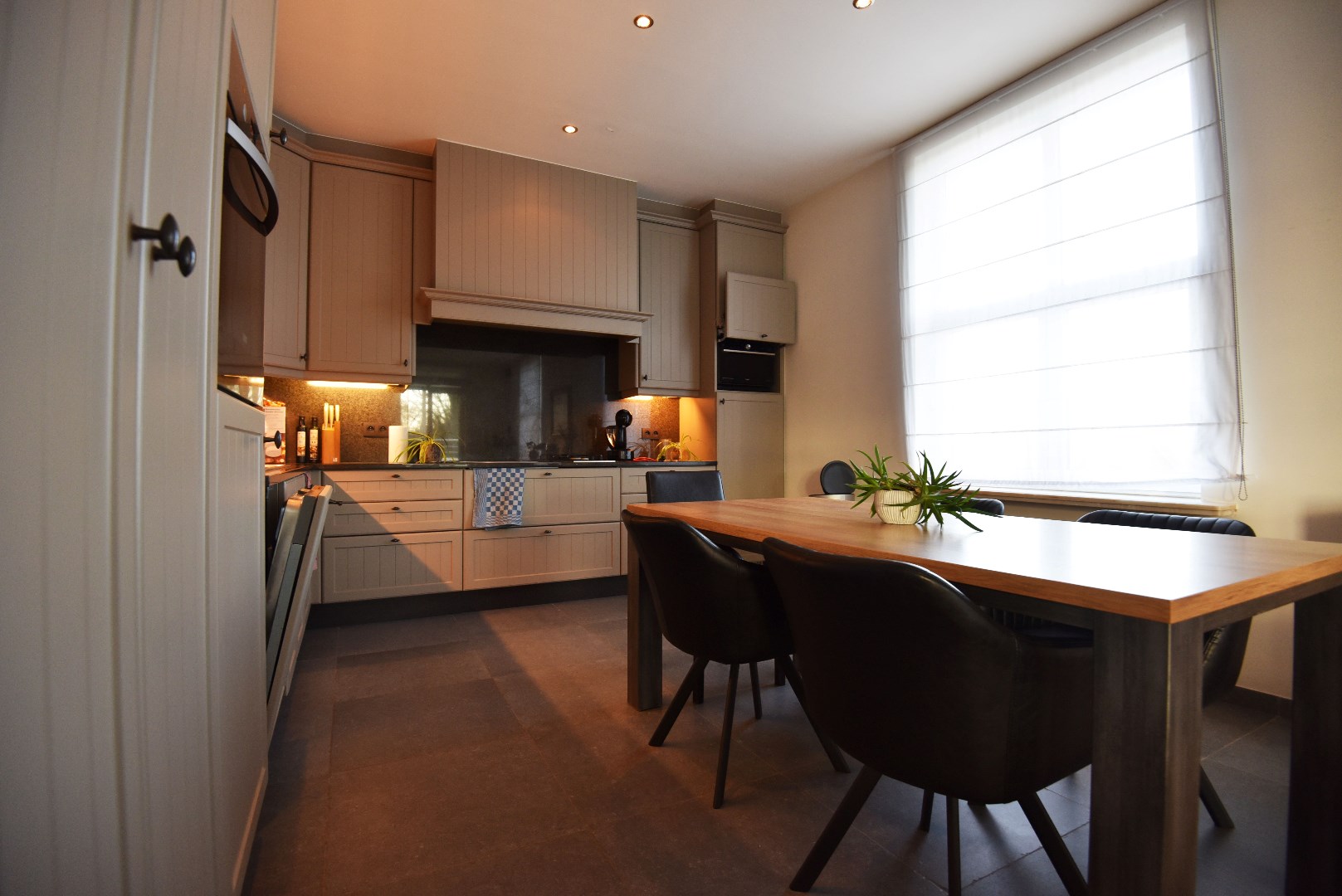 Ruim stijlvol app. met 3 slpks, parkeermogelijkheden en sauna te Adegem 