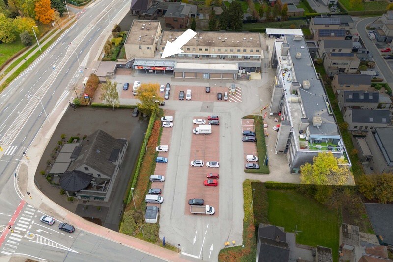 Rijksweg: Commercieel goed gelegen handelspand (ca 1.100 m²) met private parking (60 pl.) en gem. parking (72 pl). 