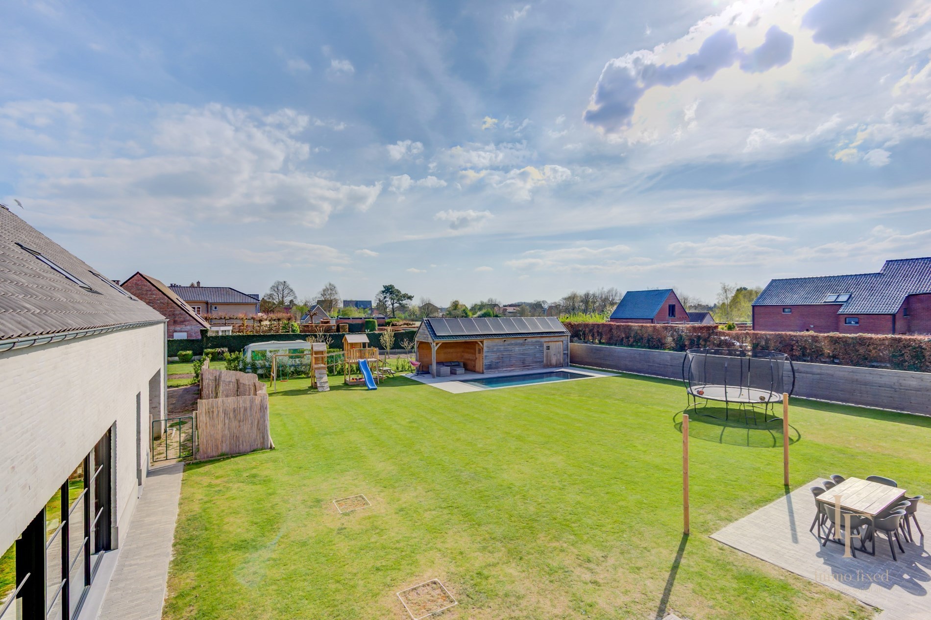 Een langgevelhoeve met bijgebouw! 