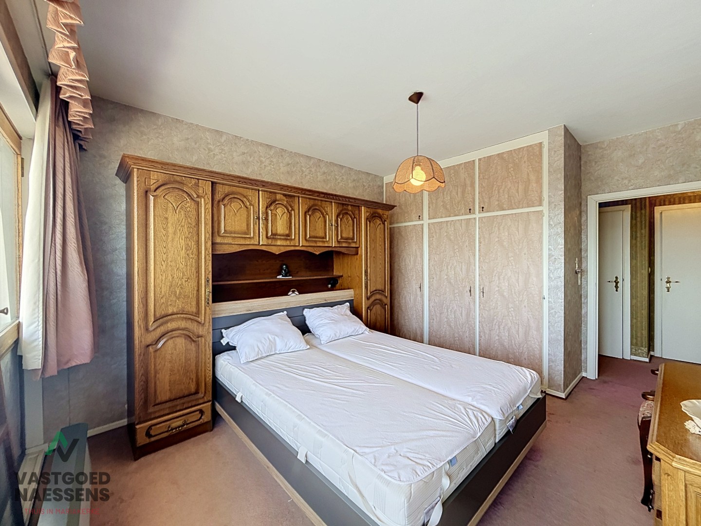 À rénover, appartement d'une chambre avec vue sur la mer et terrasses. 