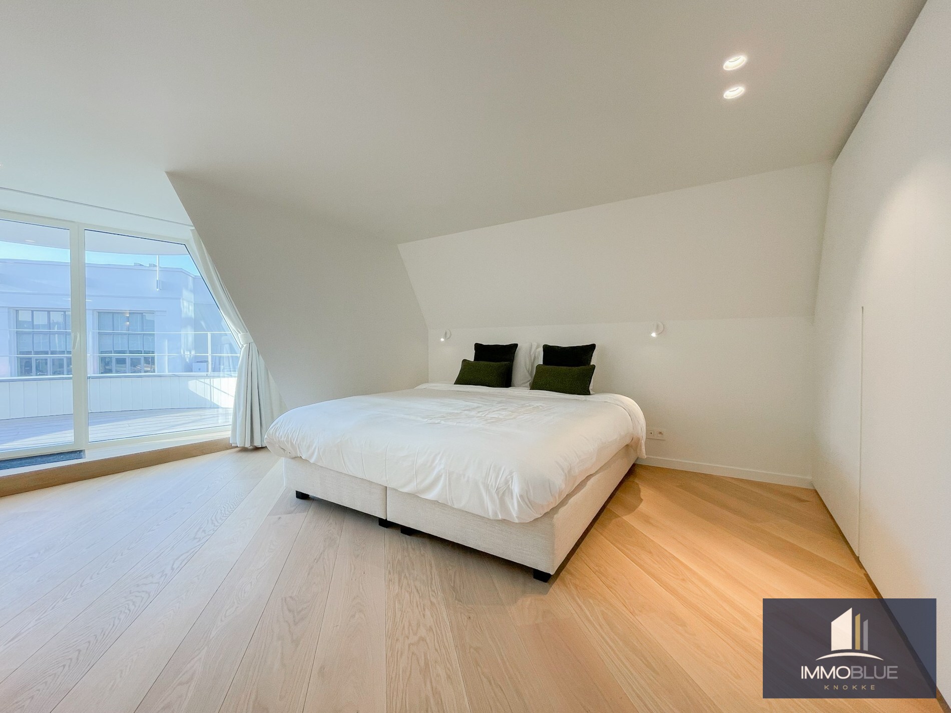 Exclusieve villa: Uitzonderlijk volledig gerenoveerde villa met frontaal zeezicht. 