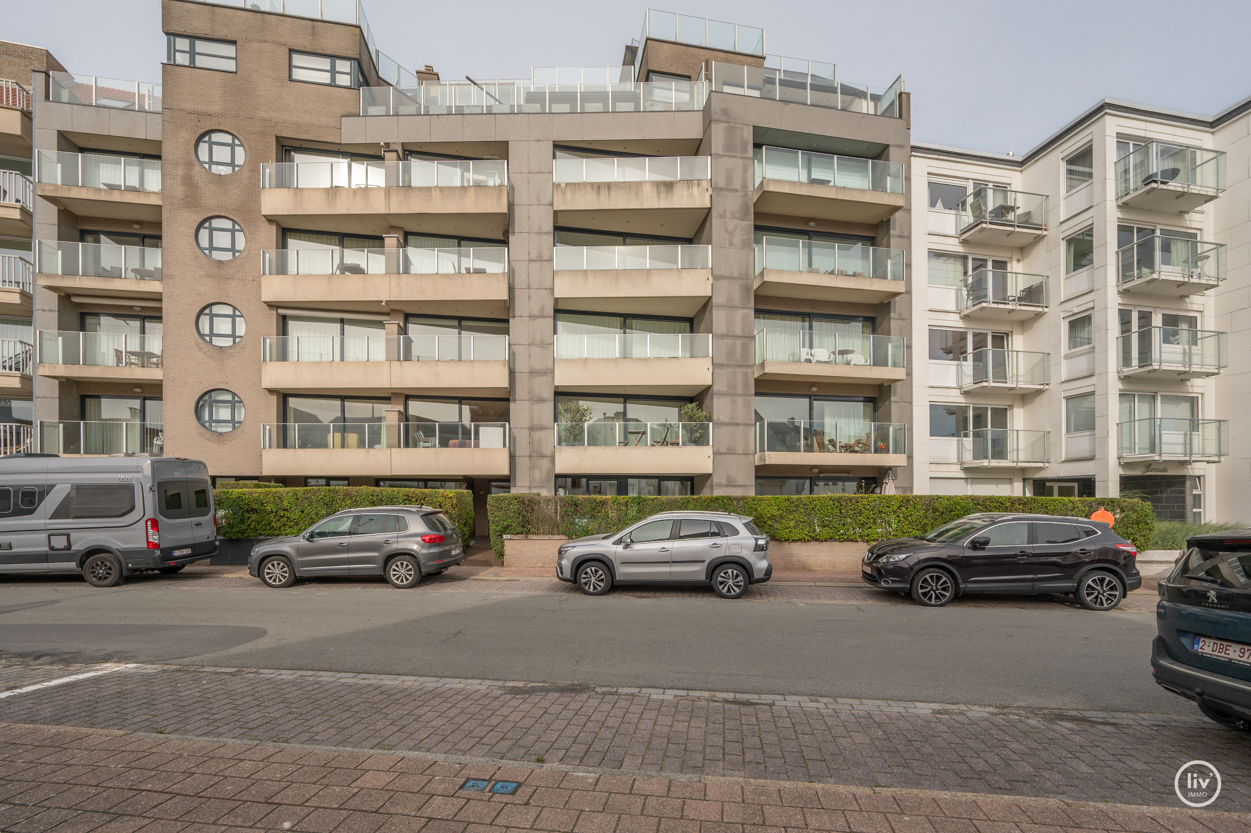 Zeer ruim en zonnig gelijkvloersappartement met 3 slaapkamers, groot zonneterras en mogelijkheid tot aankoop van ruime garage. 