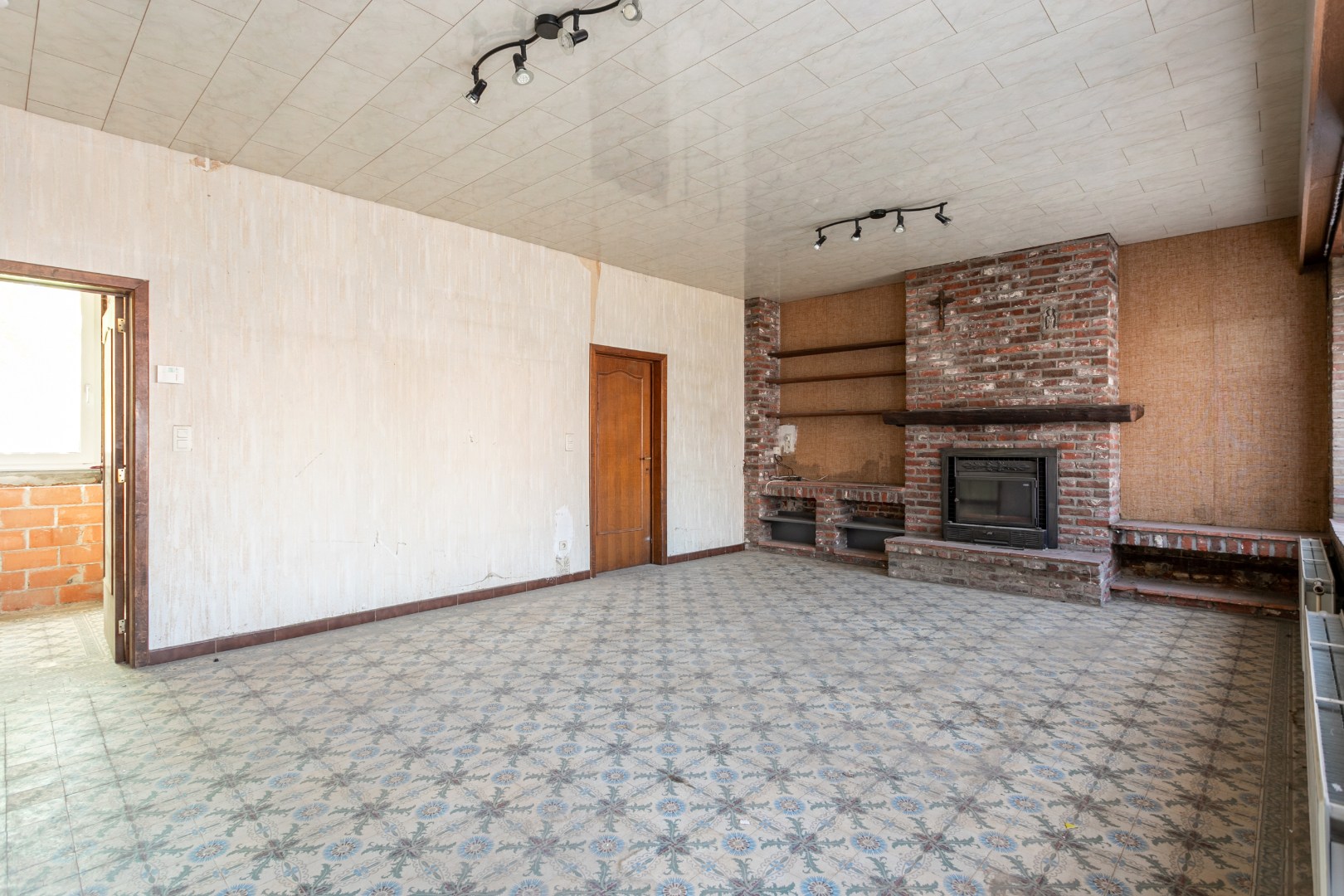 Te renoveren eigendom (317 m²) met veel potentieel, ruime tuin (6a 42ca) en dubbele achterliggende carport met toegang tot de achterliggende straat in Kester 