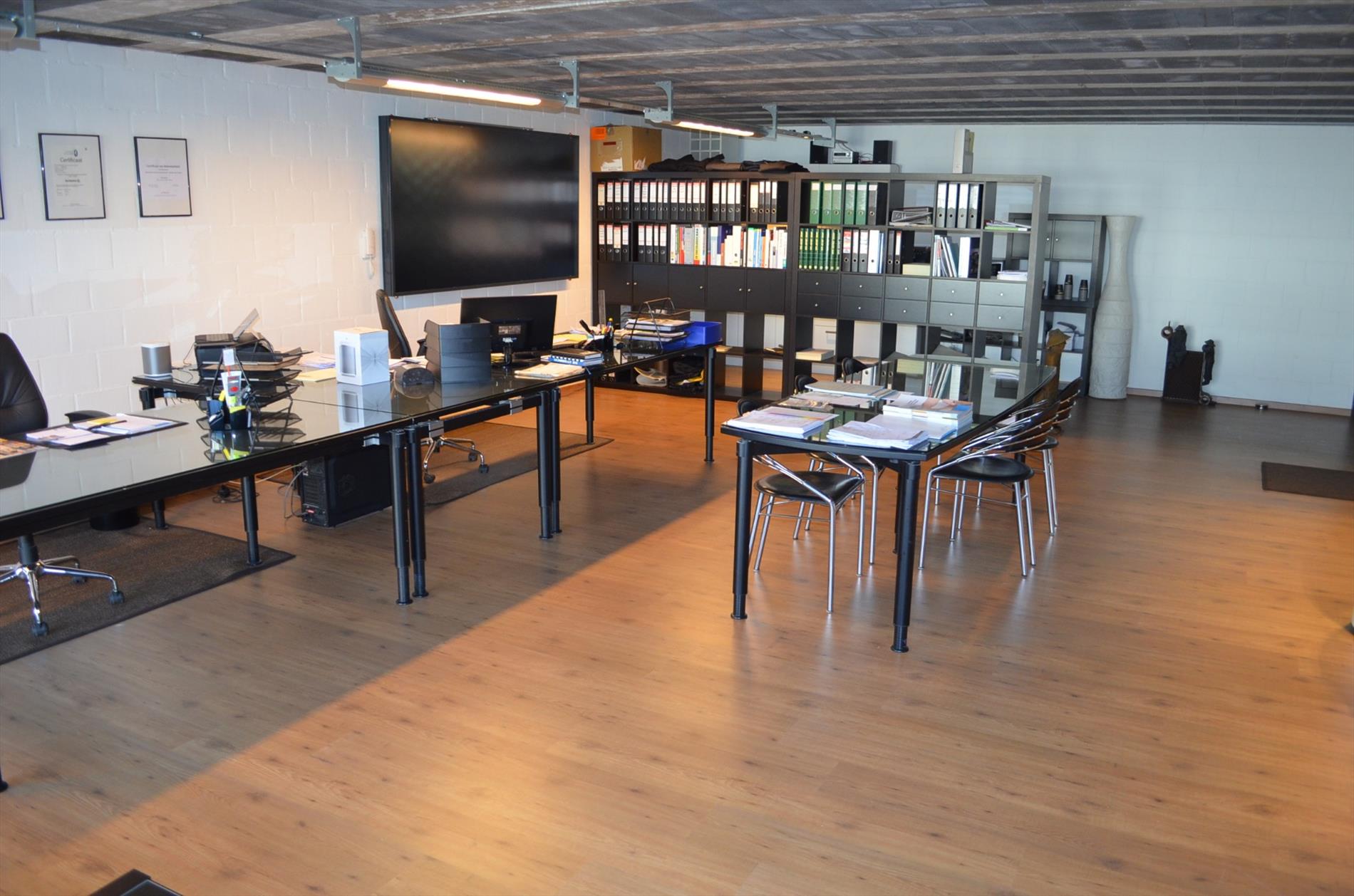 Magazijn (+/- 650m²), nieuwbouw duplex loft en bureau op 921m² goed gelegen te Maldegem 