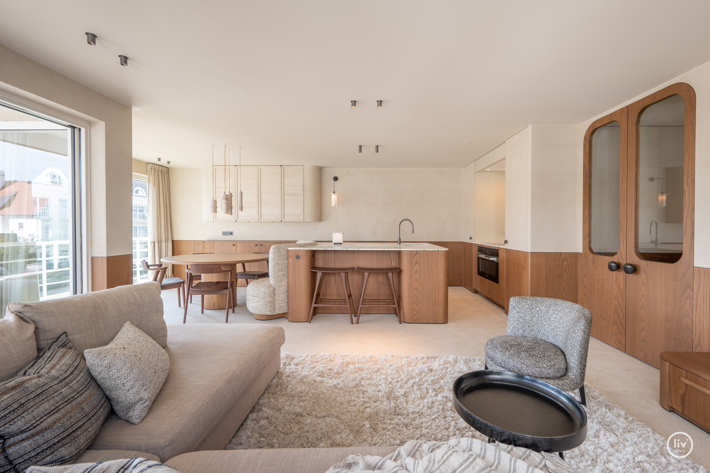 Appartement d'angle entièrement rénové et de haute qualité dans une résidence de standing au cœur du Zoute. 