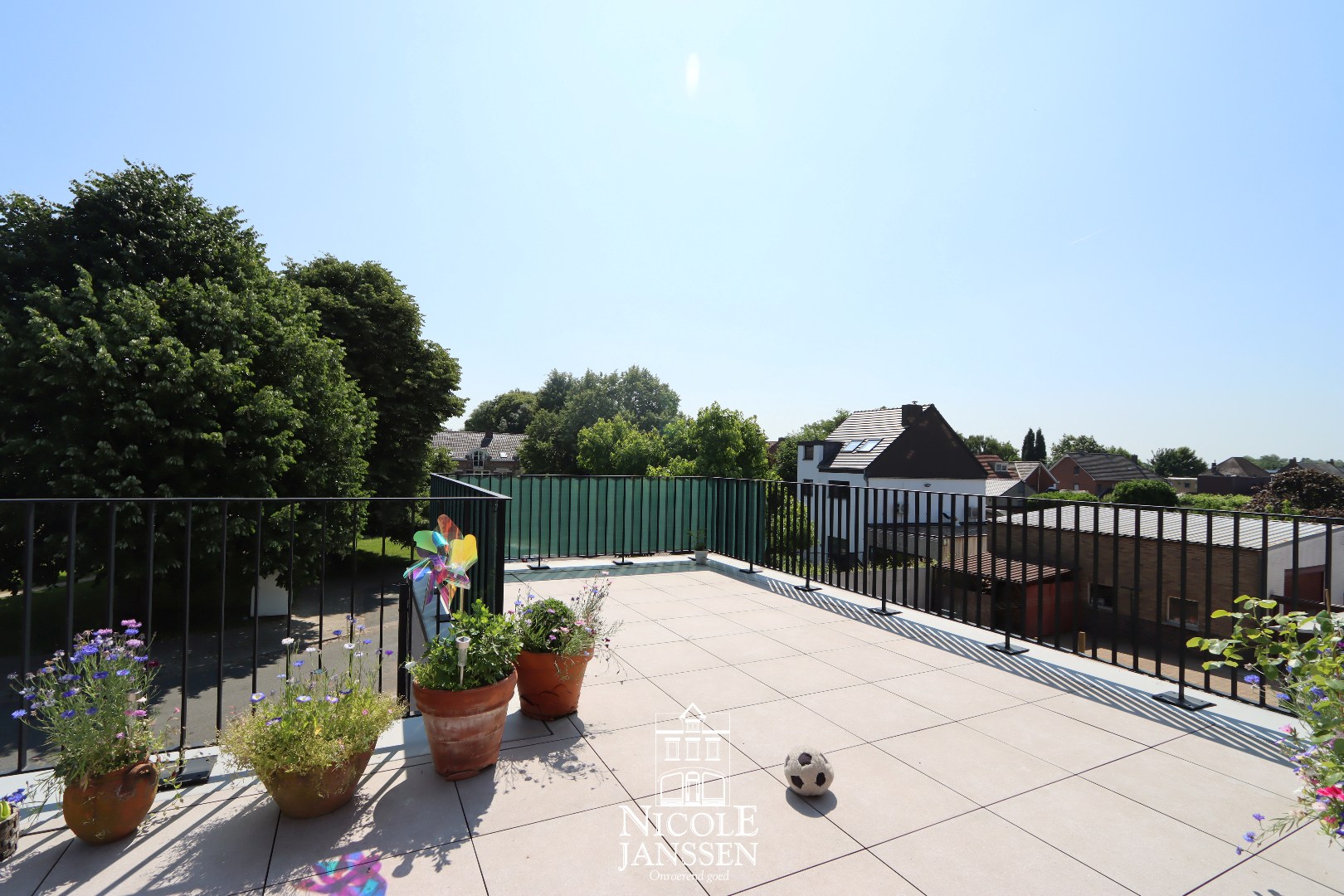 Zeer ruim betegeld terras