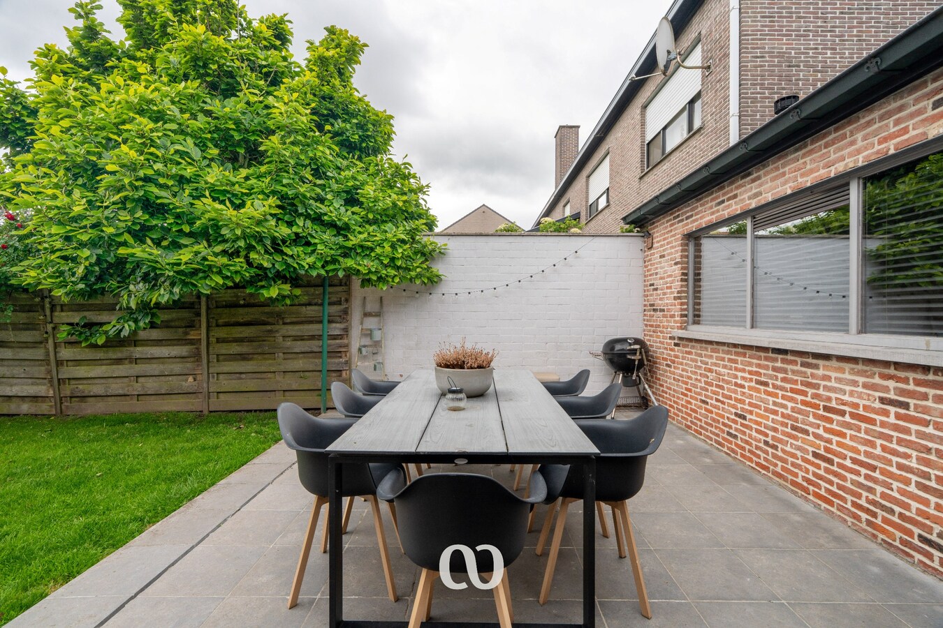 Instapklare woning met tuin en bijgebouw in het centrum van Kruishoutem 