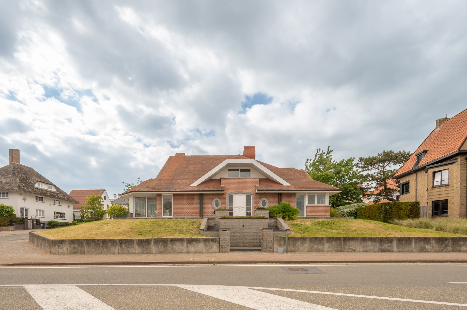 Ontdek deze karaktervolle villa, rustig gelegen in het gegeerde Duinbergen, op wandelafstand van het strand (incl. zeer ruime dubbele inpandige garage) 
