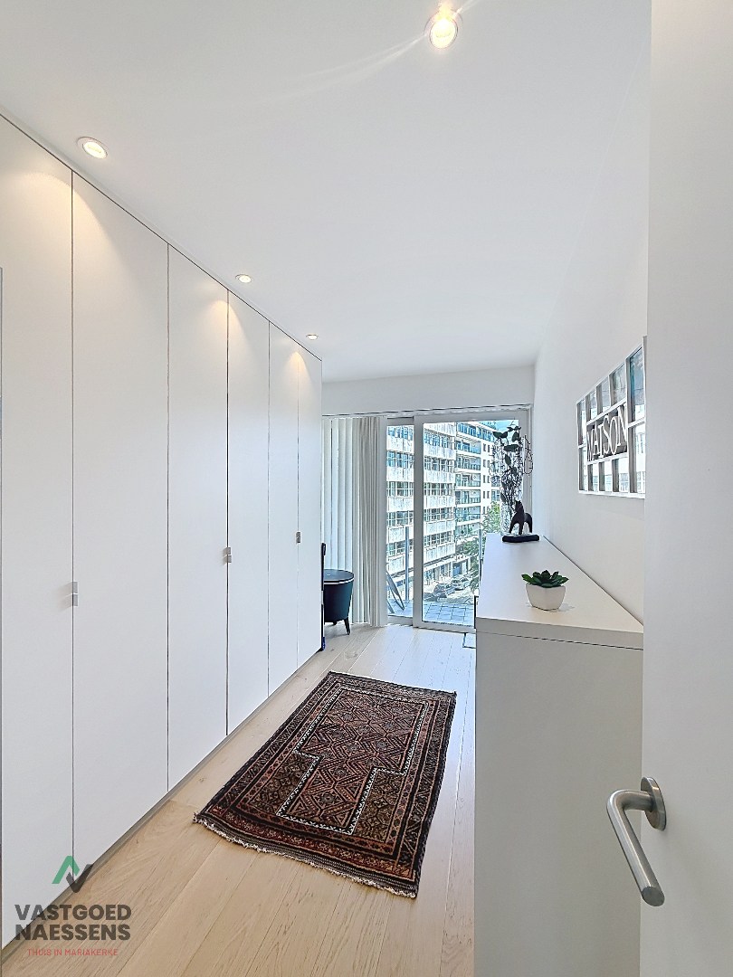Magnifique appartement rénové de 2 chambres avec terrasse et vue sur le port. 