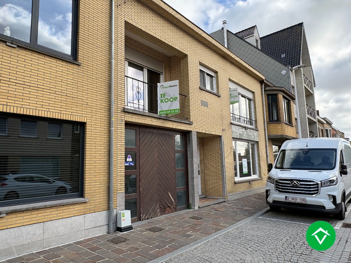 Te koop: Uniek gebouw met 2 appartementen, garage en ruime tuin – hartje Nieuwpoort-Stad 