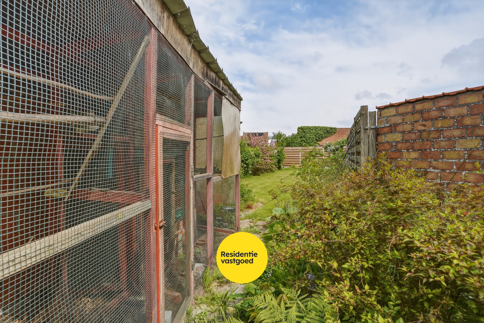Te renoveren halfopen woning met tuin en oprit/garage 