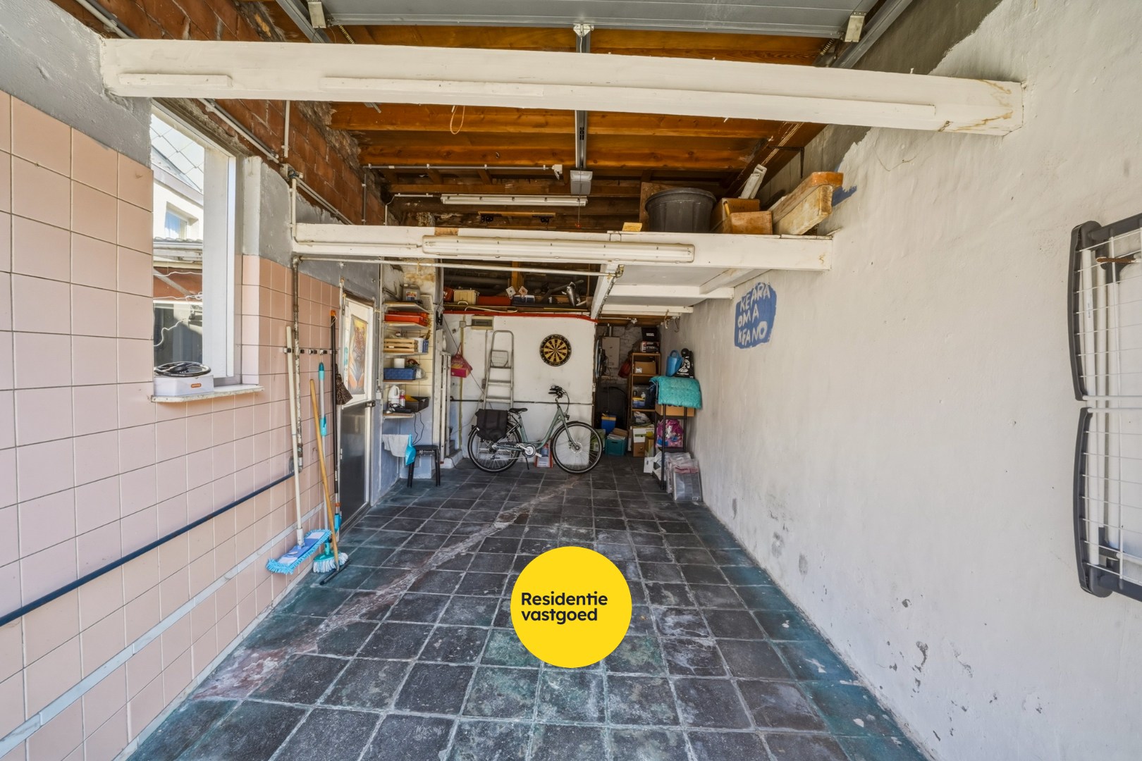Op te frissen hoekwoning met garage in Bredene 