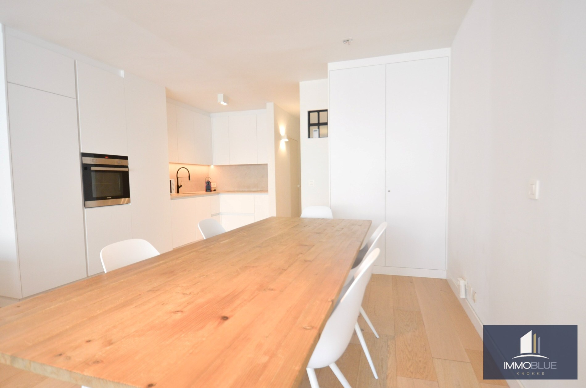 Volledig gerenoveerd, lichtrijk appartement op wandelafstand van zee en het commercieel centrum. 