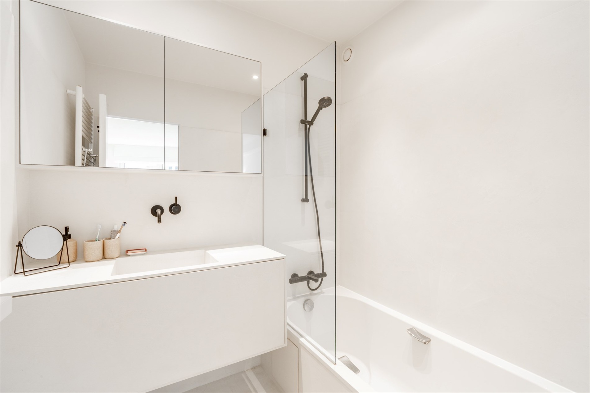 Magnifique appartement d'une chambre récemment rénové, situé au centre dans une rue calme adjacente à la Zoutelaan à Knokke. 