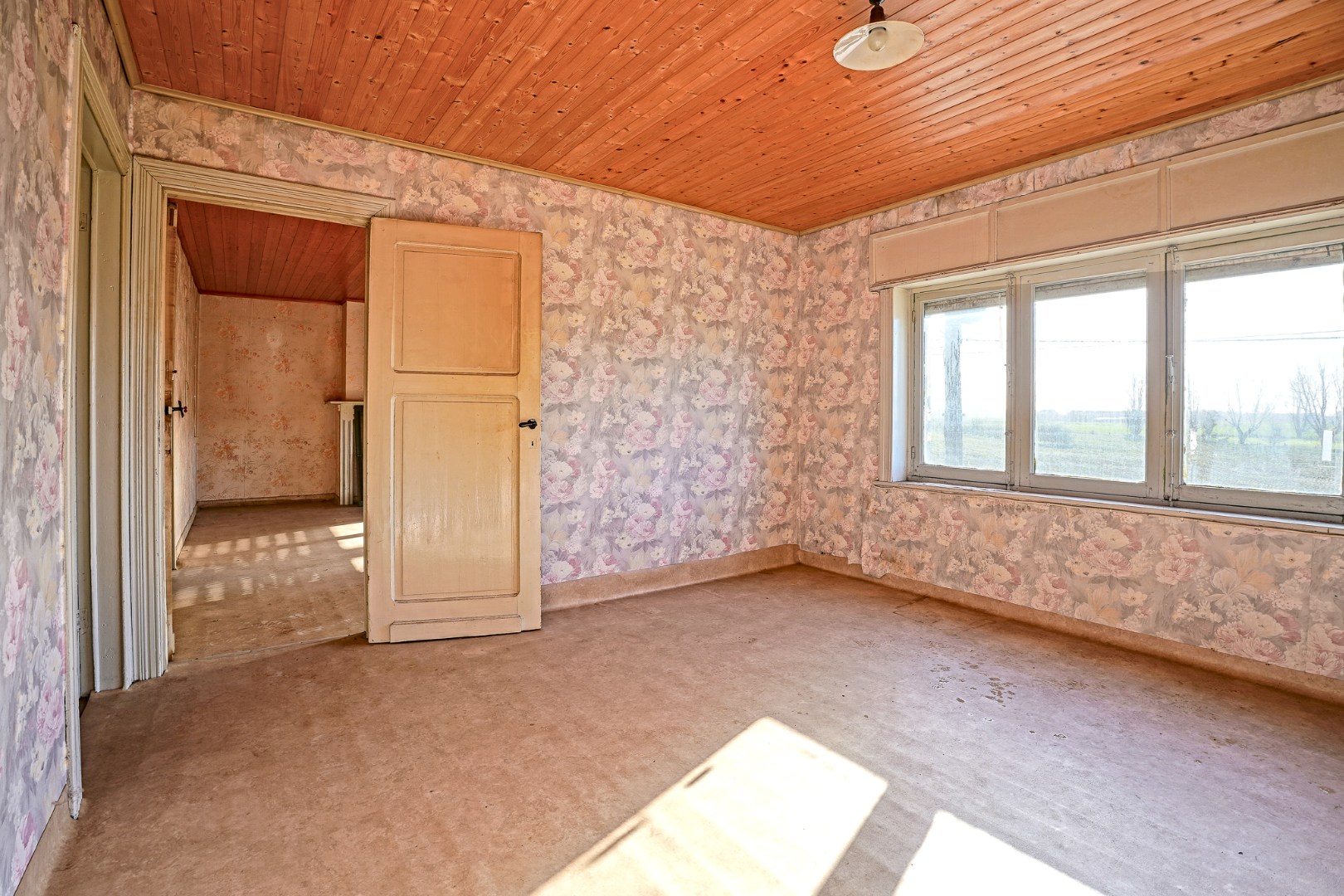 Te renoveren woning met 5 slaapkamers op 8.102 m²  te Diksmuide! 