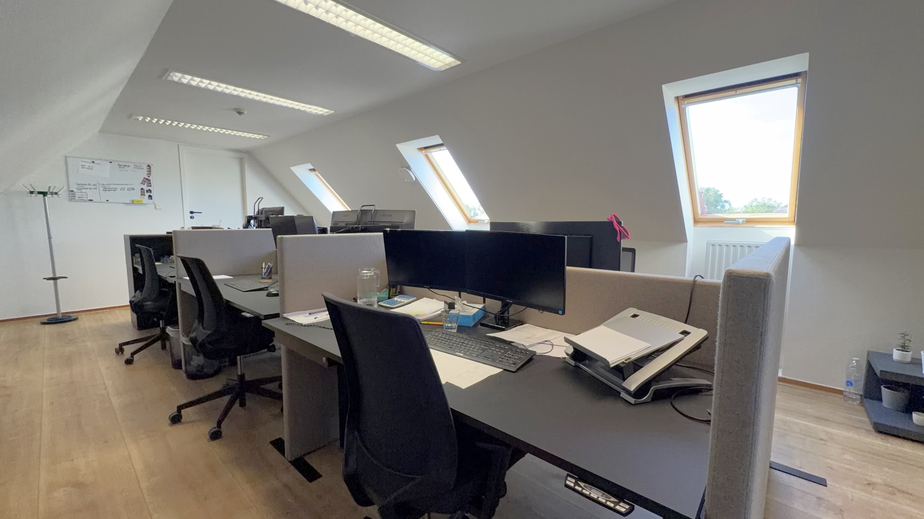 Standalone kantoorgebouw te huur nabij E40 in Drongen