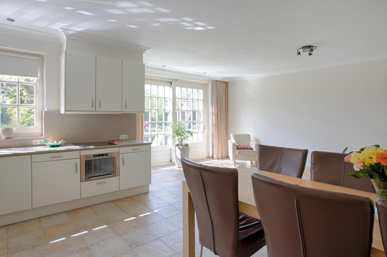 Luxe afgewerkt landhuis met gastenverblijf op een mooie locatie nabij het centrum van Hulsel gelegen op een perceel van 1264 M². 