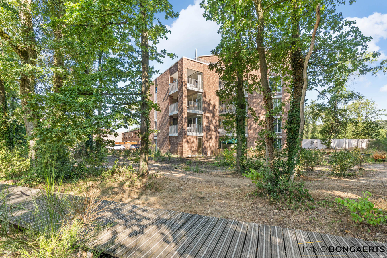 Recent modern appartement met kelder en parkeergarage 