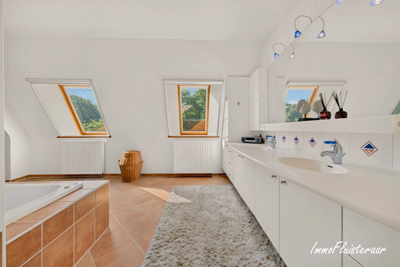 Exclusief eigendom met twee volwaardige, zelfstandige villa-woningen, een conciërgeverblijf en luxueuze paardenfaciliteiten op ruim 2 ha te Brasschaat 