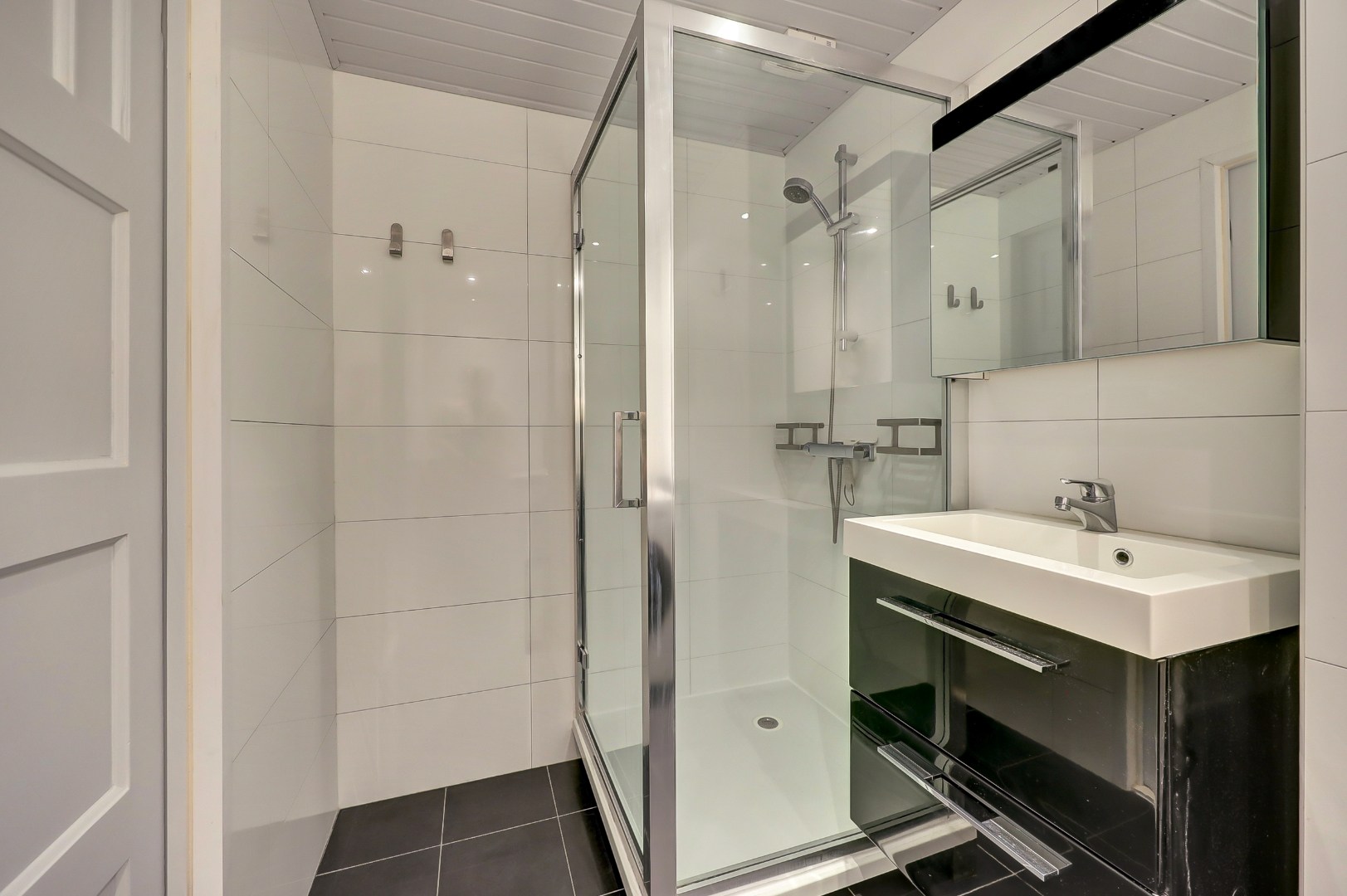 Sfeervol en karakteristiek jaren '30 bovenwoning met prachtige glas-in-lood details, 2 goede slaapkamers, ruime keuken en badkamer en gelegen op eigen grond! 