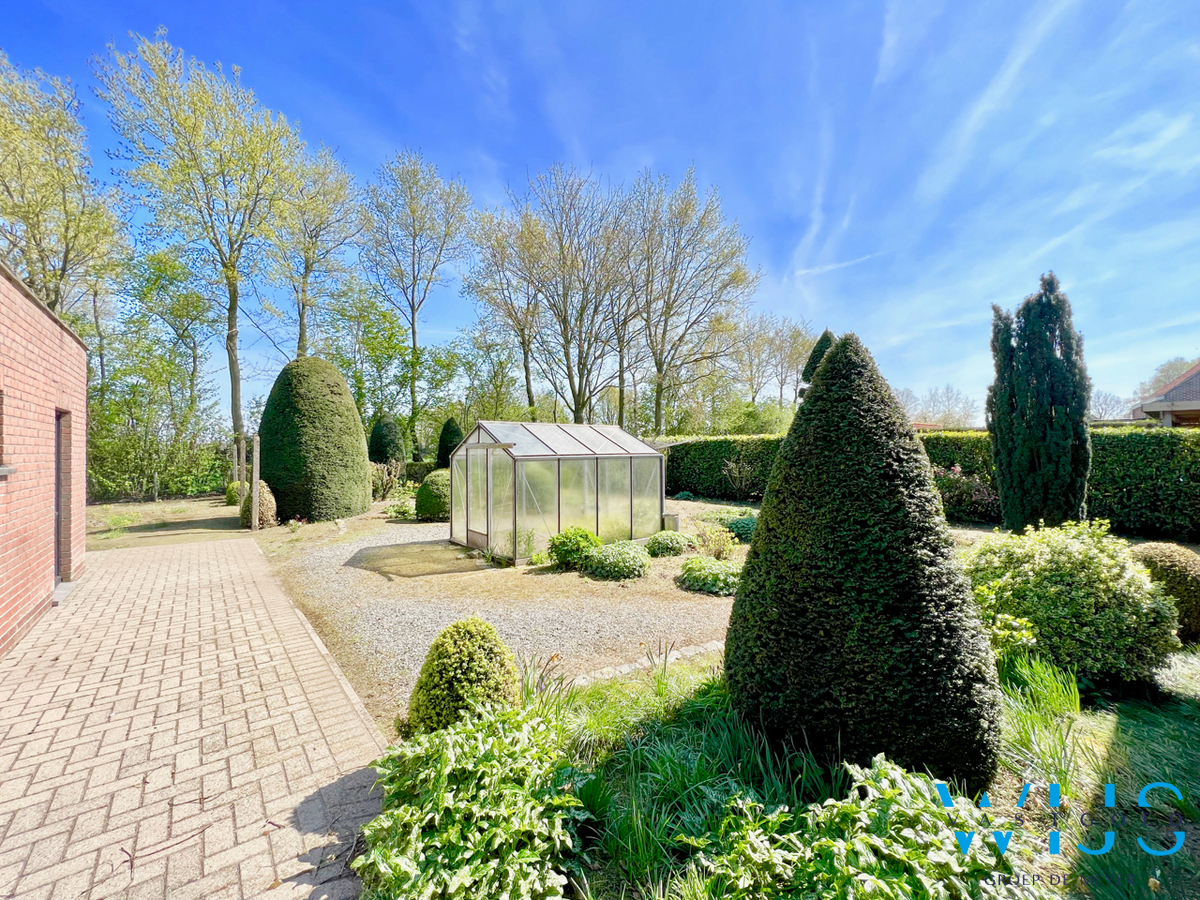 Stevige bungalow op een prachtig perceel van 925 m² te SLEIDINGE ! 