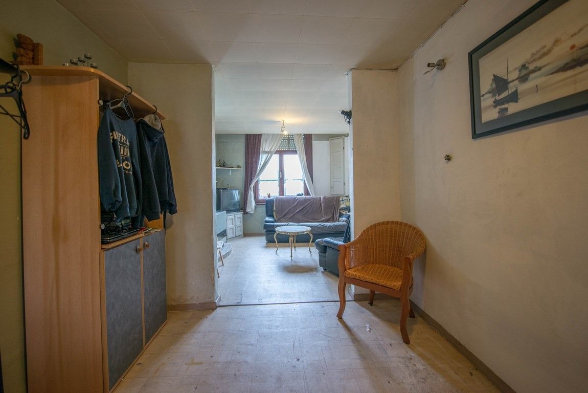 Zeer goed gelegen woning deels te moderniseren. 