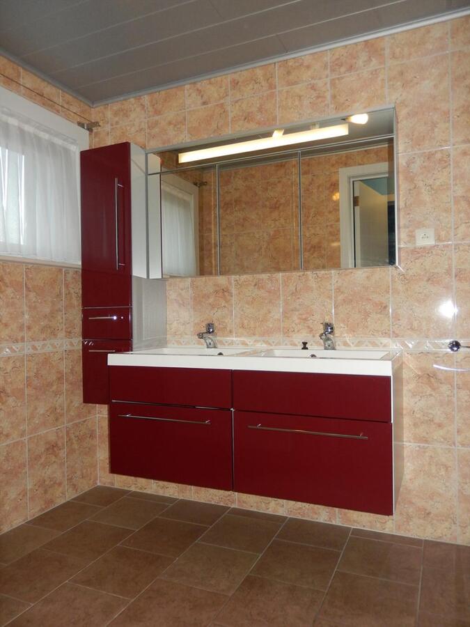 Volledig vernieuwd woning met ruime garage 