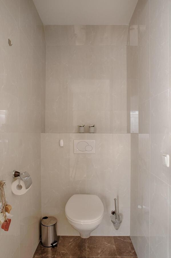 Luxe afgewerkt landhuis met gastenverblijf op een mooie locatie nabij het centrum van Hulsel gelegen op een perceel van 1264 M². 