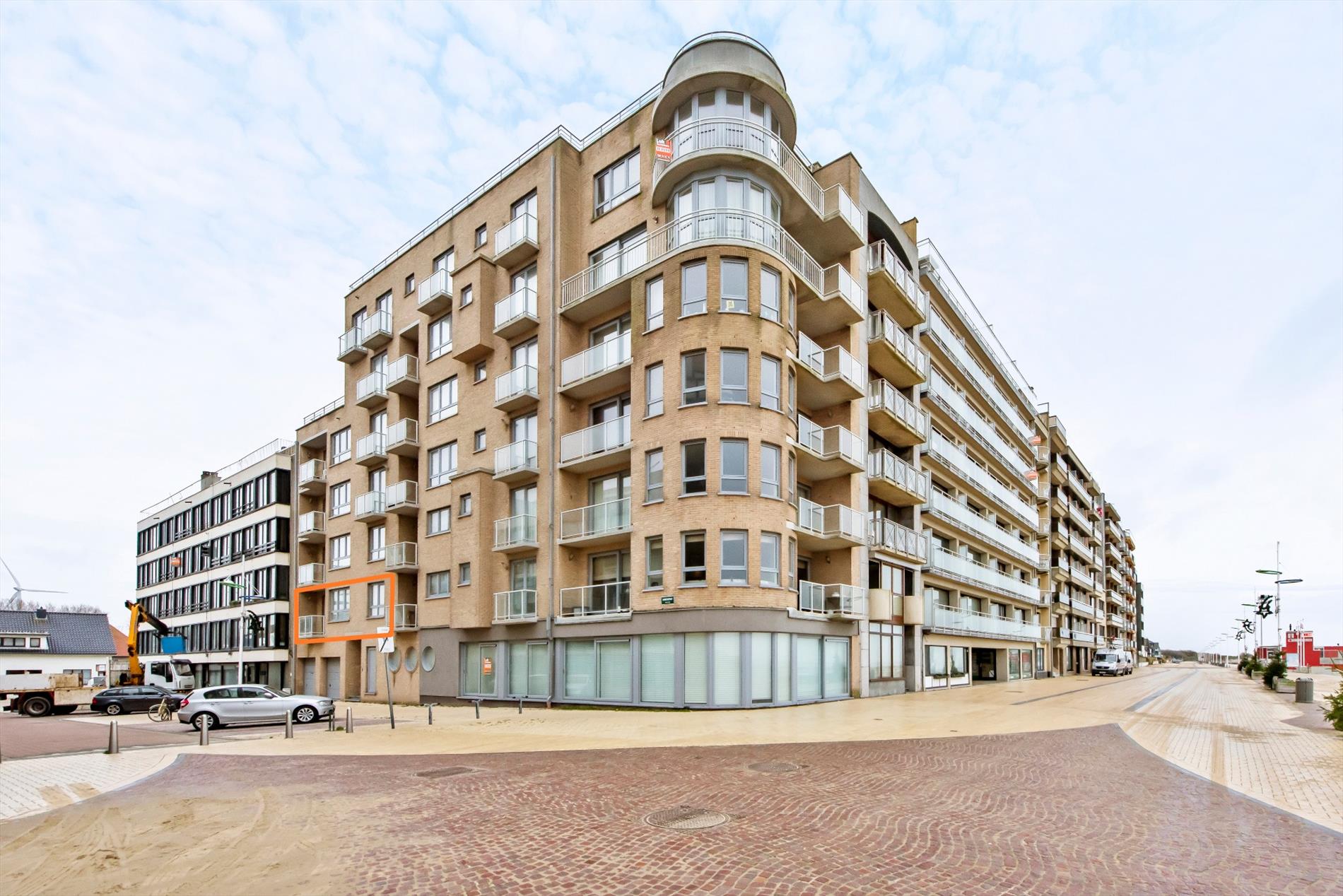 Instapklaar bemeubeld 3 slaapkamer appartement met terras 