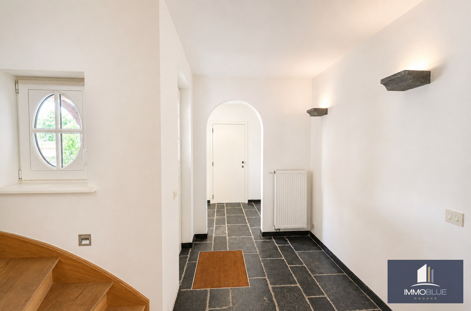 Tijdloze villa met uitzonderlijke vergezichten op een residentiële locatie. 