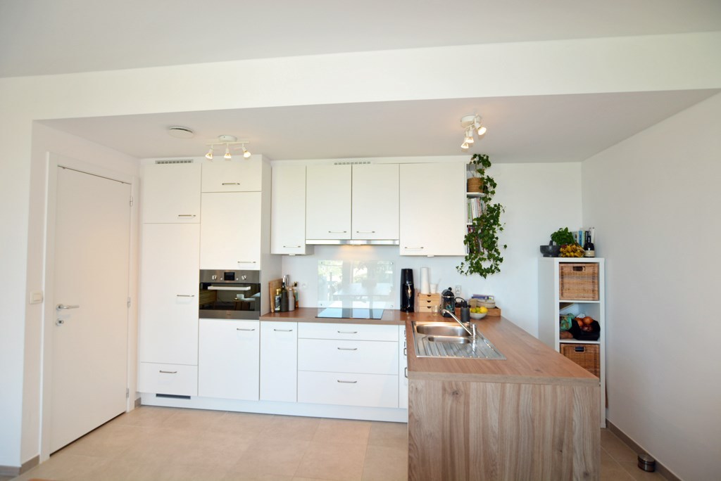 Modern, energiezuinig appartement met 2 slpks, terras, autostaanplaats en kelderberging. 