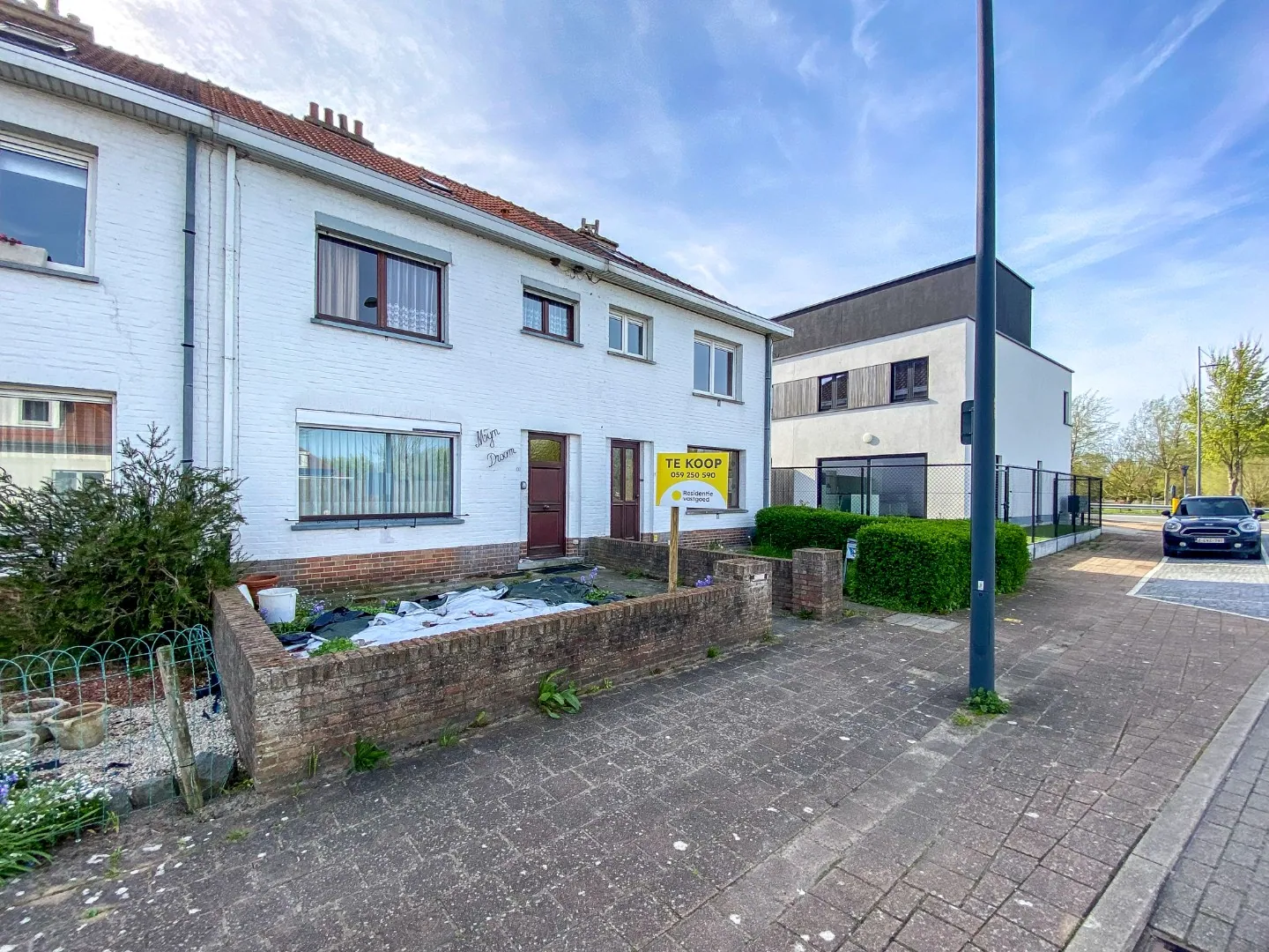 Te renoveren rijwoning met garage / uitweg langs achteren op 294m² te Adinkerke, gelegen vlakbij het kanaal Passendale - Duinkerke. 