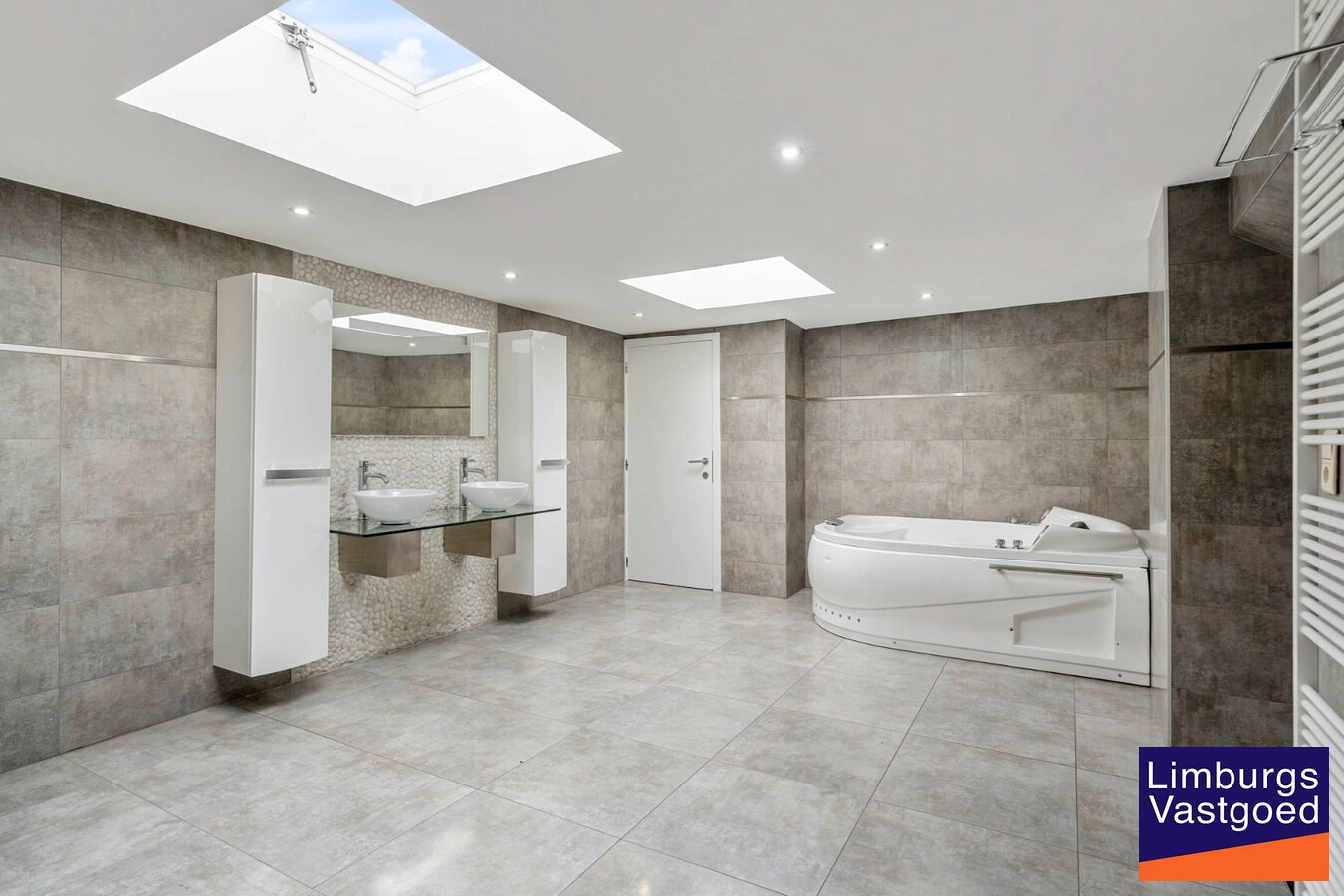 Bedrijfsgebouw met kantoren, magazijnen en woonst - groot 2580 m² 