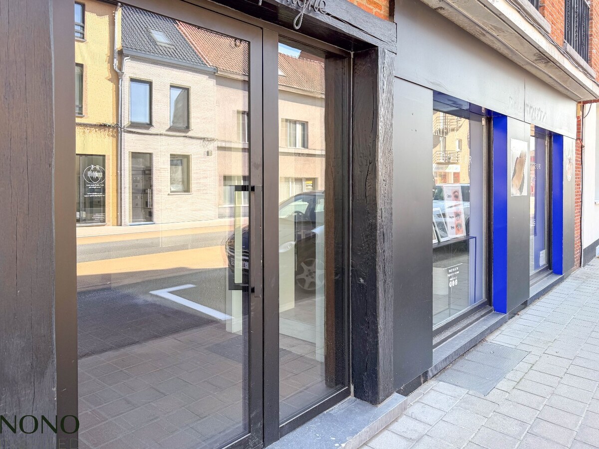 Fantastisch 2-slaapkamer appartement met staanplaats en terras pal in de Doorniksewijk ! 