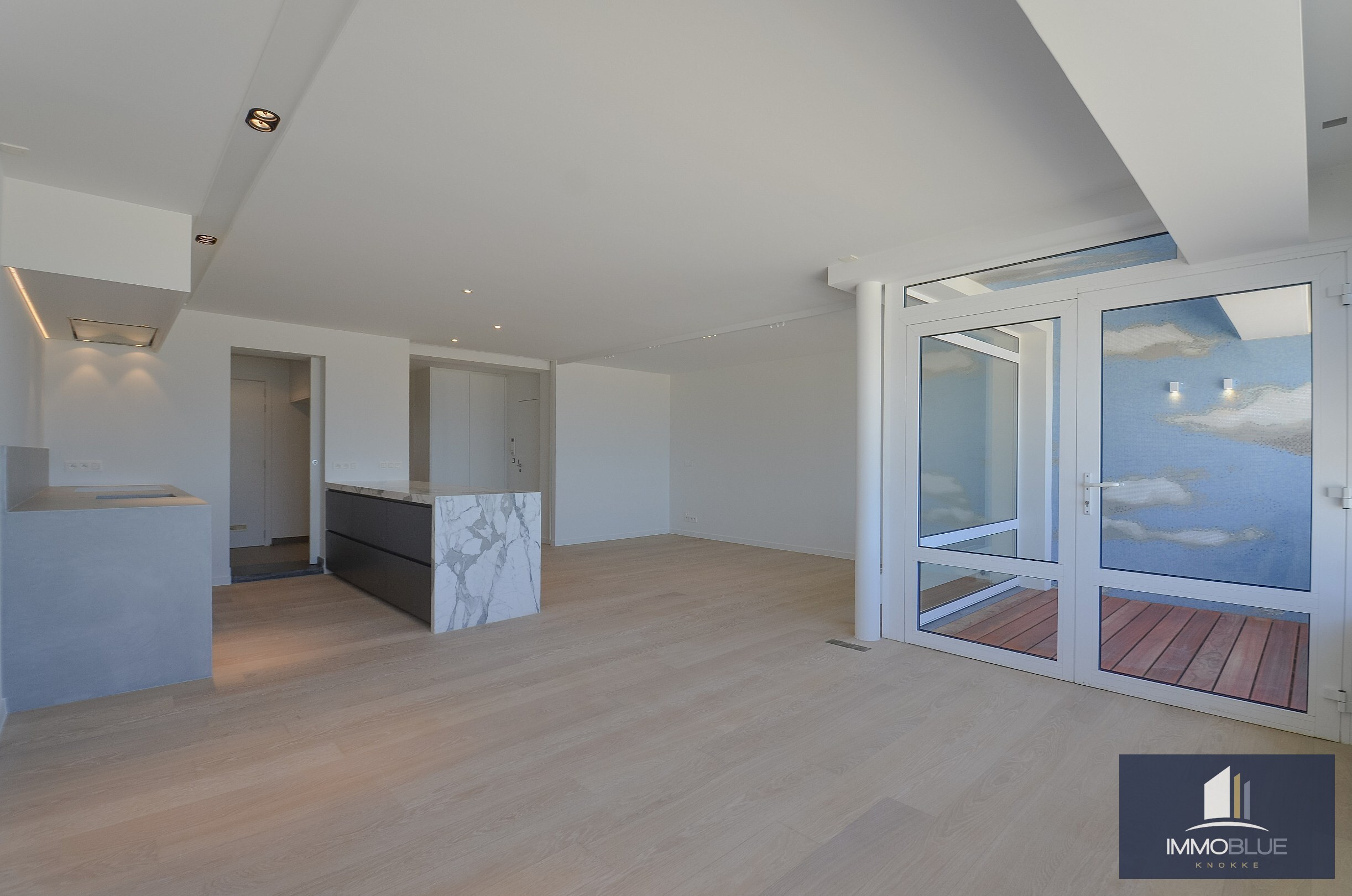 Exclusief – Stijlvol volledig gerenoveerd appartement met frontaal zeezicht. 