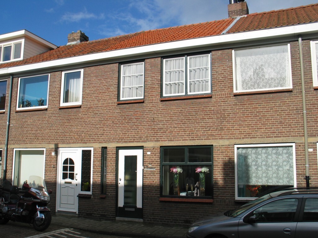 In de wijk 'De Armhoefse Akkers' (Sacramentsparochie) gelegen tussenwoning met achtertuin en stenen berging 