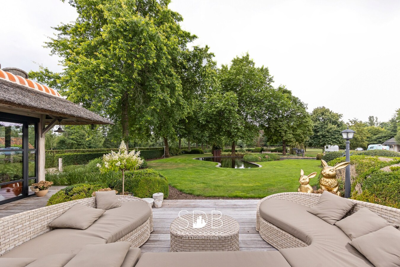 Prachtige landelijke villa met gezinstuin en graslanden op 32.558m² 