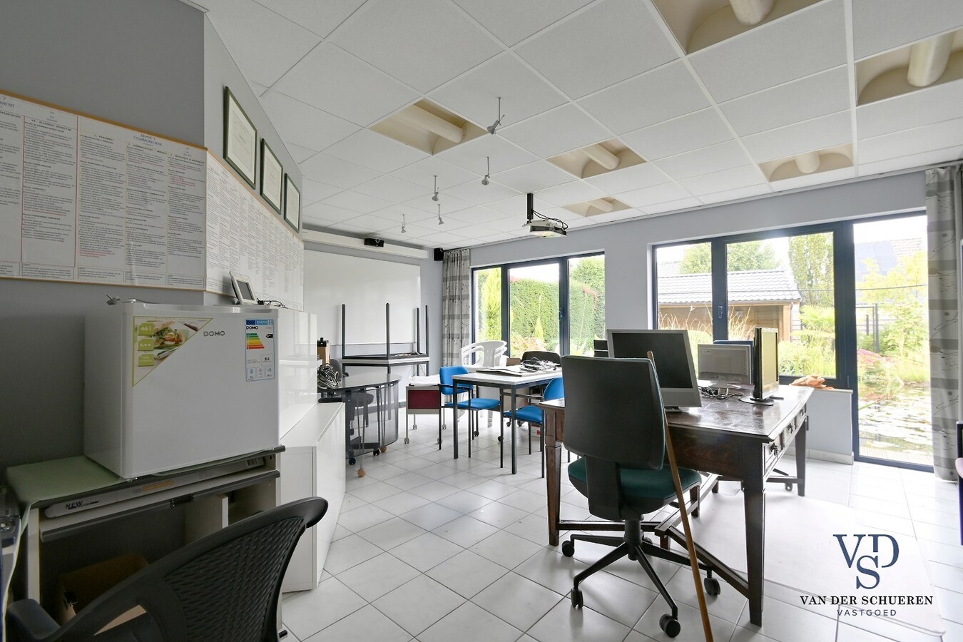 Ruim handelspand met penthouse in villastijl 