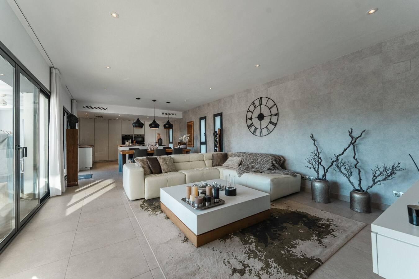 Deze uitzonderlijke villa biedt een unieke combinatie van luxe, volledige privacy en een prachtige zuidoriëntatie in het gegeerde Solpark. 