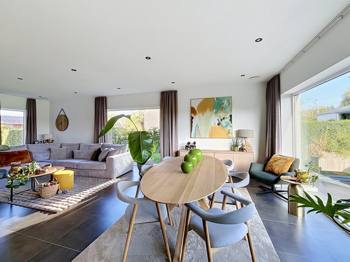 Recente halfopen woning met 3 ruime slaapkamers! 