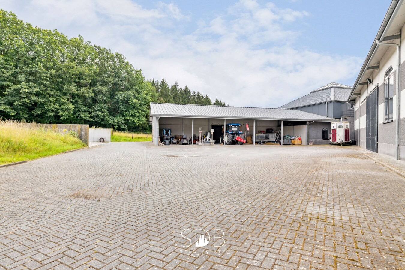 Hippische Complex met woonhuis en appartement op circa 31 Hectare 