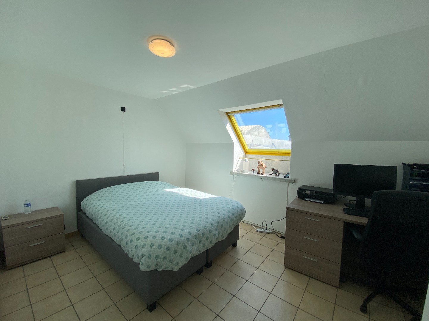 Ruim en centraal gelegen appartement met 3 slaapkamers en dubbele garage te Waregem! 